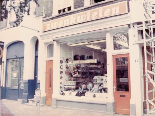 Het Wielen- en Bandenhuis, Benthuizerstaat